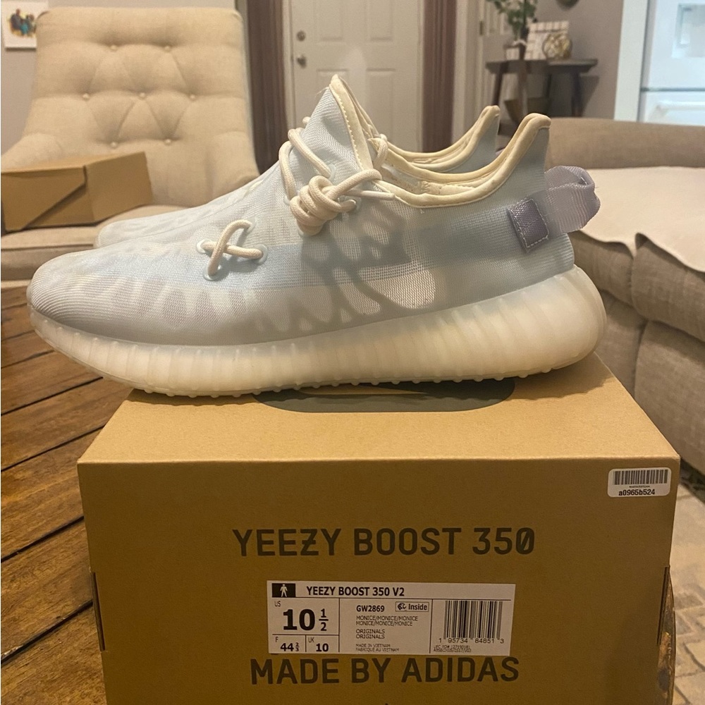 YEEZY BOOST 350 V2